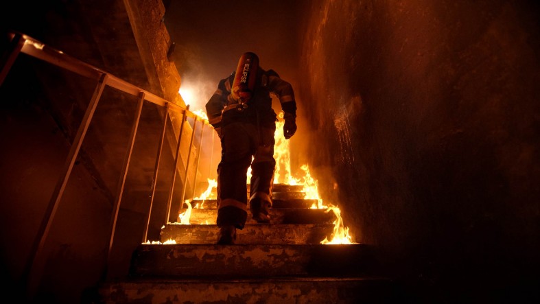 Firefighter in a burning building with a Luxfer ECLIPSE cylinder on his back